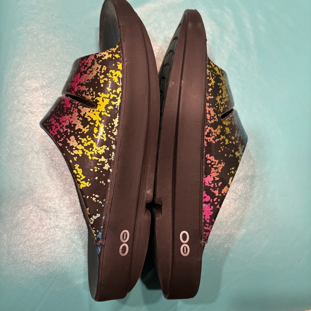 Like New Oofos OOaah Limited 80s Arcade Black Recovery Slide Sandals - Picture 4 of 6